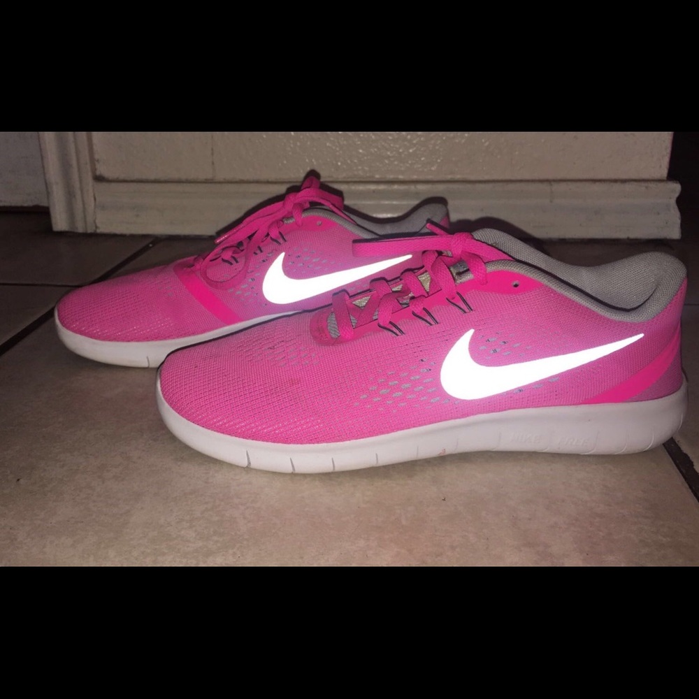 Women Neón pink NIKE shoes.